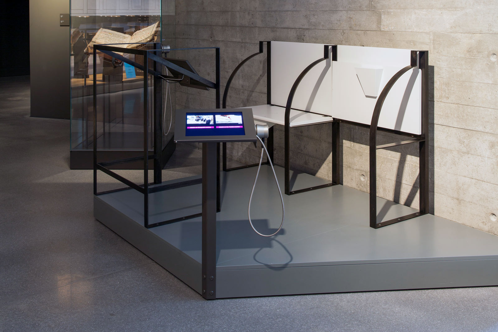 Das Referenzbild für Ausstellungsgestaltung aus der Dauerausstellung Grenze zeigt eine barrierefreie Medienstation.